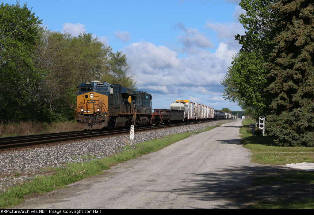 CSX 3366 & 328 work hard bringing Q368 east